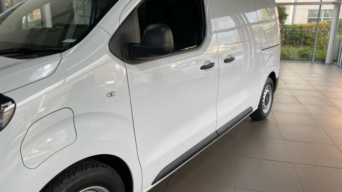 Peugeot Expert E-Standard 1000 100kW 75kWh Professional Premium + Van Auto - Image 26